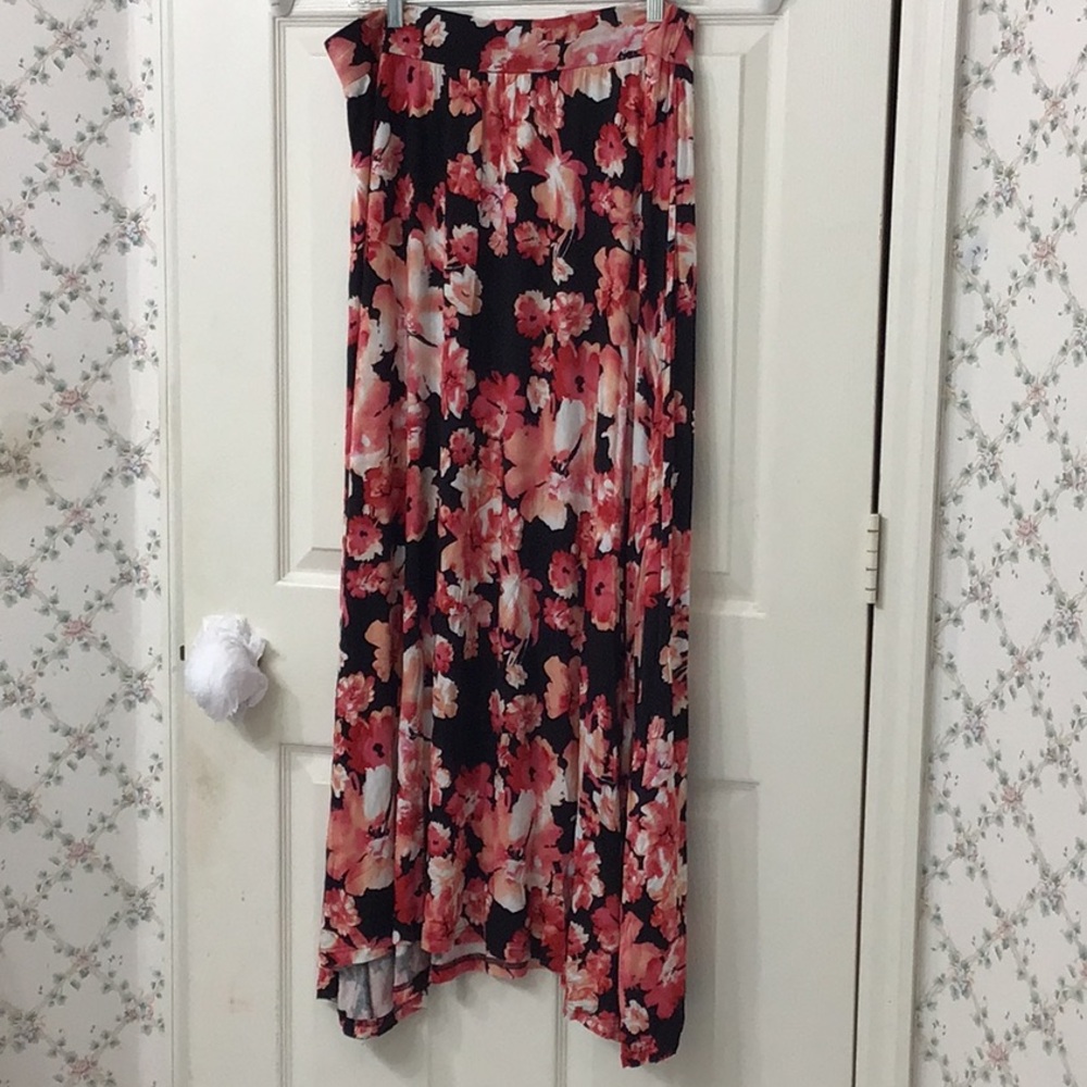Plus size 22/24 full size maxi skirt about 42” long. Great for fall.